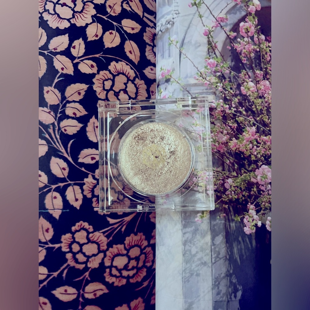 EM Cosmetics Cosmic Pearl Dewy Eyeshadow